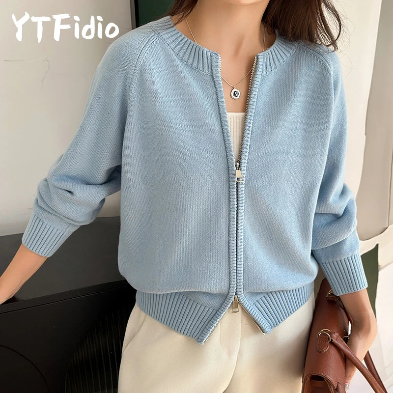 Cardigan til dame med glidelås, rund hals, finstrikket, lange ermer og ensfarget design