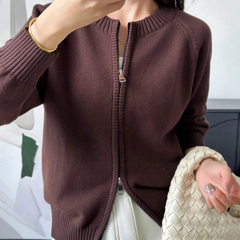 Cardigan til dame med glidelås, rund hals, finstrikket, lange ermer og ensfarget design