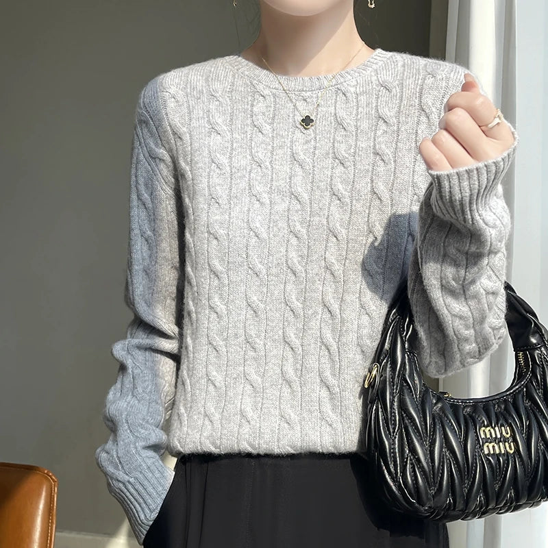 Damenpullover mit Rundhalsausschnitt aus Zopfmuster-Strick mit langen Ärmeln in Rosa
