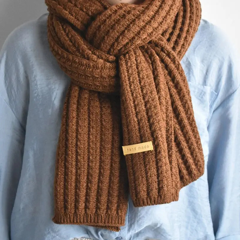 Weicher gerippter gestrickter Winterschal mit Etikett