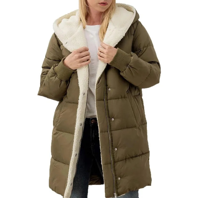 Cappotto invernale lungo trapuntato da donna con cappuccio foderato effetto montone