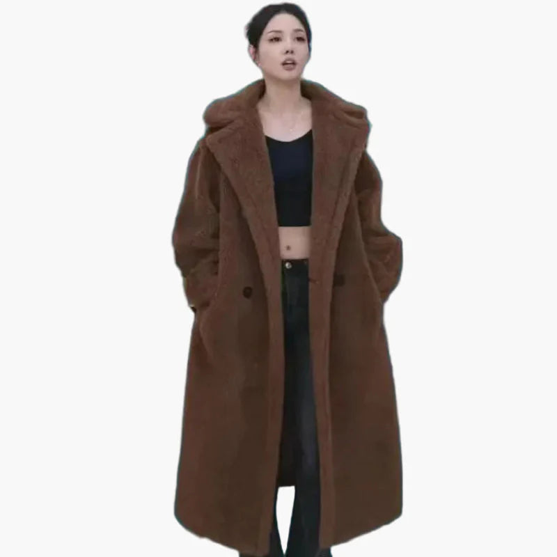 Długi, elegancki płaszcz damski w miejskim stylu – modny oversize na zimę