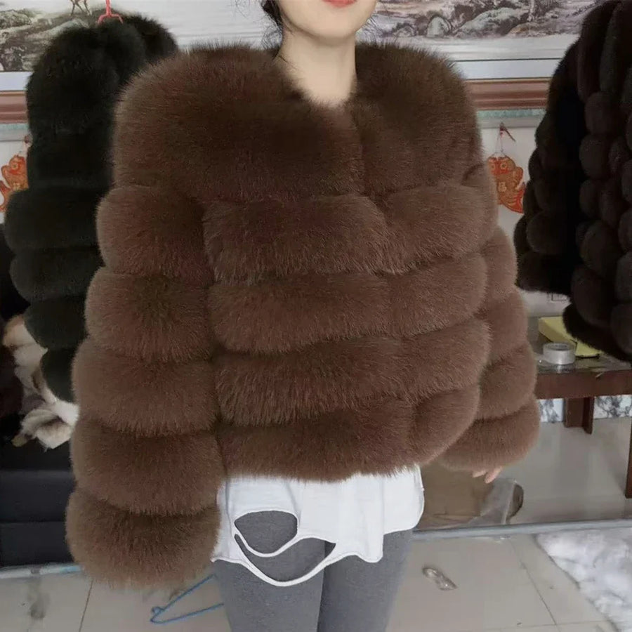Chaqueta corta de mujer de piel sintética con bandas horizontales, cuello redondo, gris claro