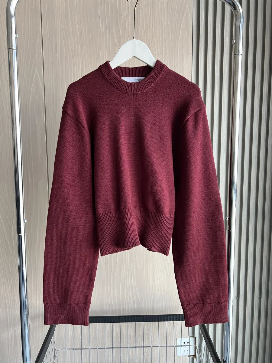 Kurz geschnittener Damenpullover aus einfarbigem Strick mit langen Ärmeln, Rundhalsausschnitt und lässiger Passform
