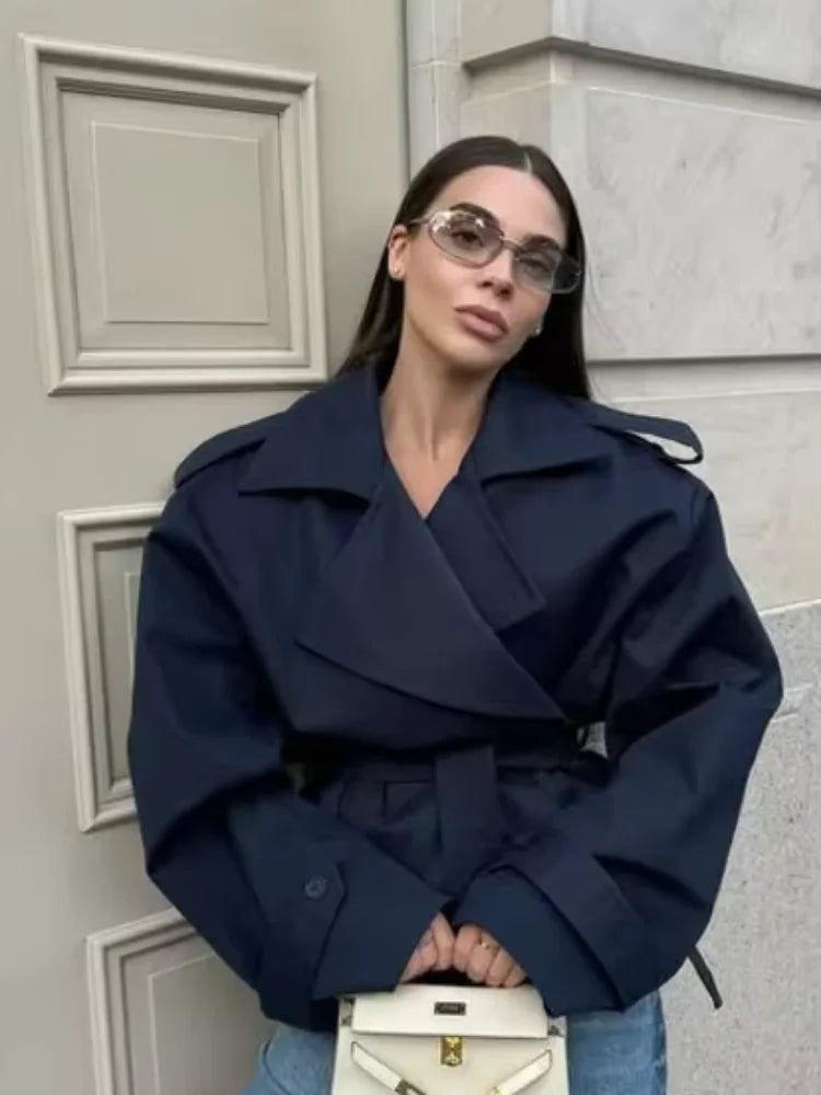 Elegante lange damestrenchcoat met opstaande kraag en ruime pasvorm