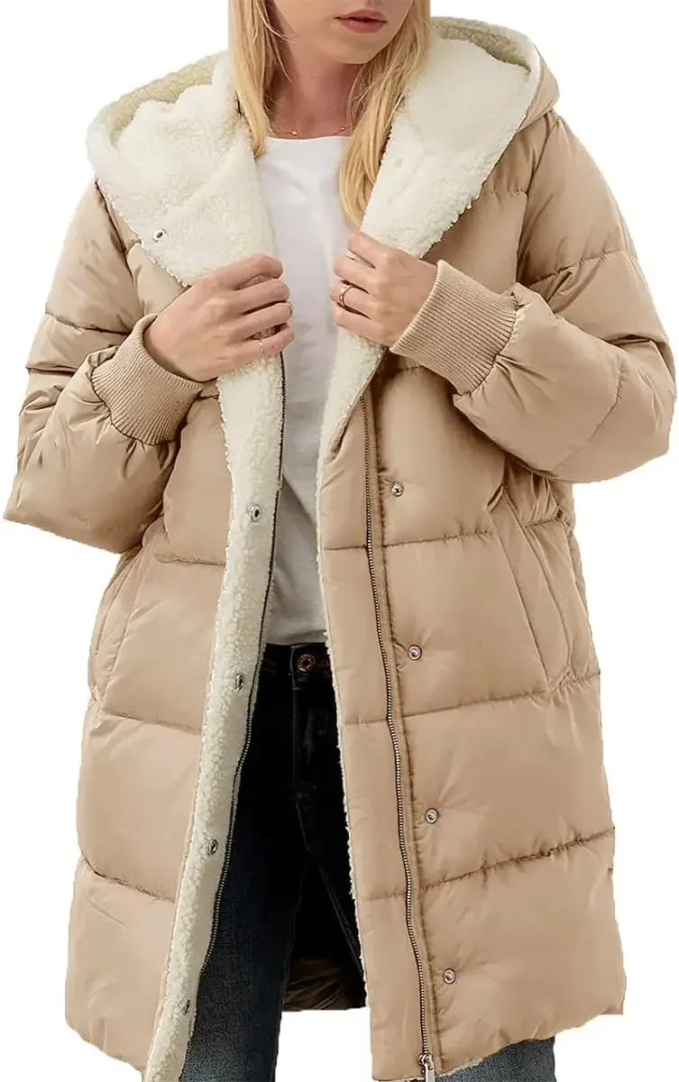 Cappotto invernale lungo trapuntato da donna con cappuccio foderato effetto montone
