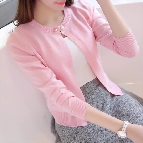 Kort ensfarget cardigan til dame med lange ermer, rund hals og dekorative knapper