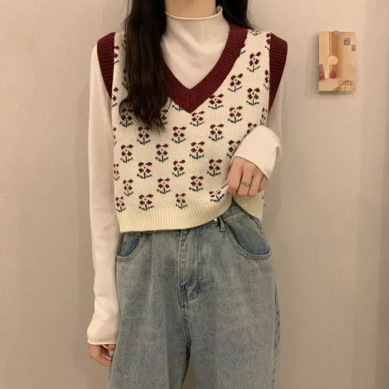 Cremefarbene ärmellose Damen-Strickweste mit V-Ausschnitt und Blumenmuster