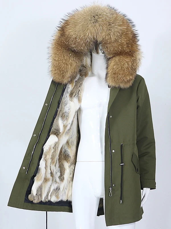 Lang parka med varmt fôr i et mykt materiale og hette med kant i syntetisk pels