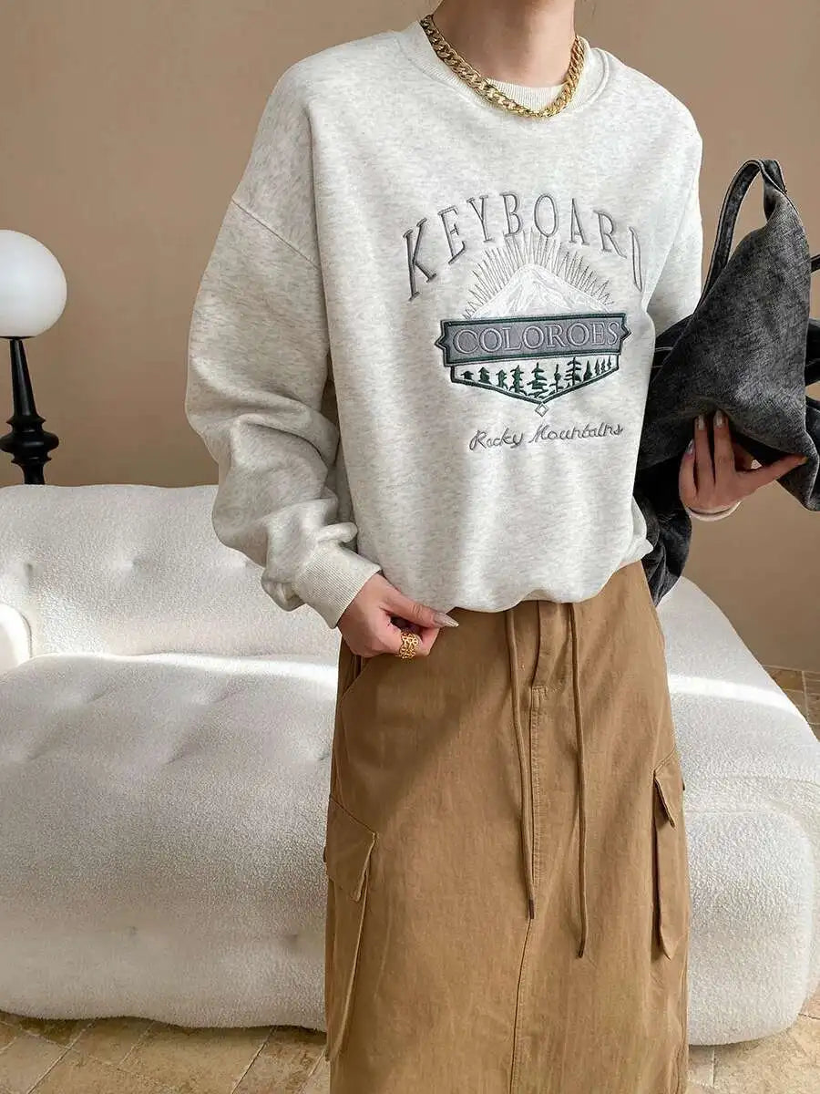 Ledig rundhalsad sweatshirt för dam med bergstryck och långa ärmar
