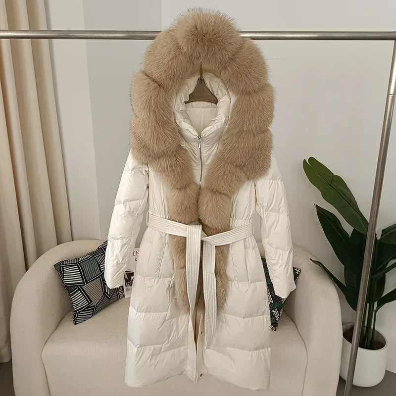 Piumino lungo da donna con cappuccio, rifiniture in pelliccia sintetica, cintura, bianco sporco