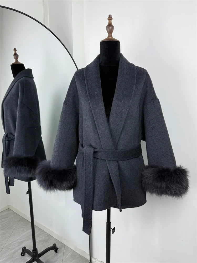 Veste courte femme ceinturée en tissu doux avec poignets en fausse fourrure