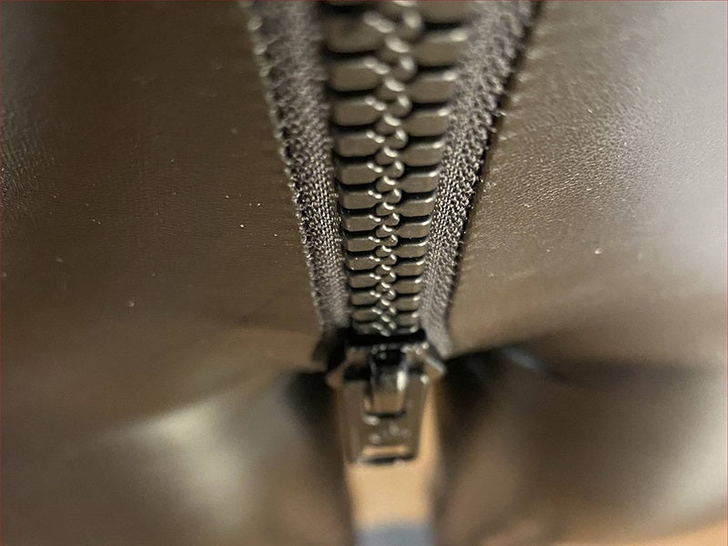 Janet – Pantalon en Mat avec Fermeture Éclair Arrière