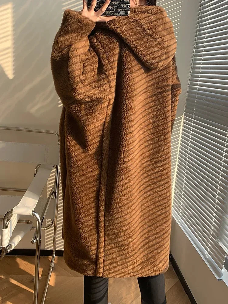 Cappotto lungo con cappuccio in morbido tessuto effetto peluche marrone