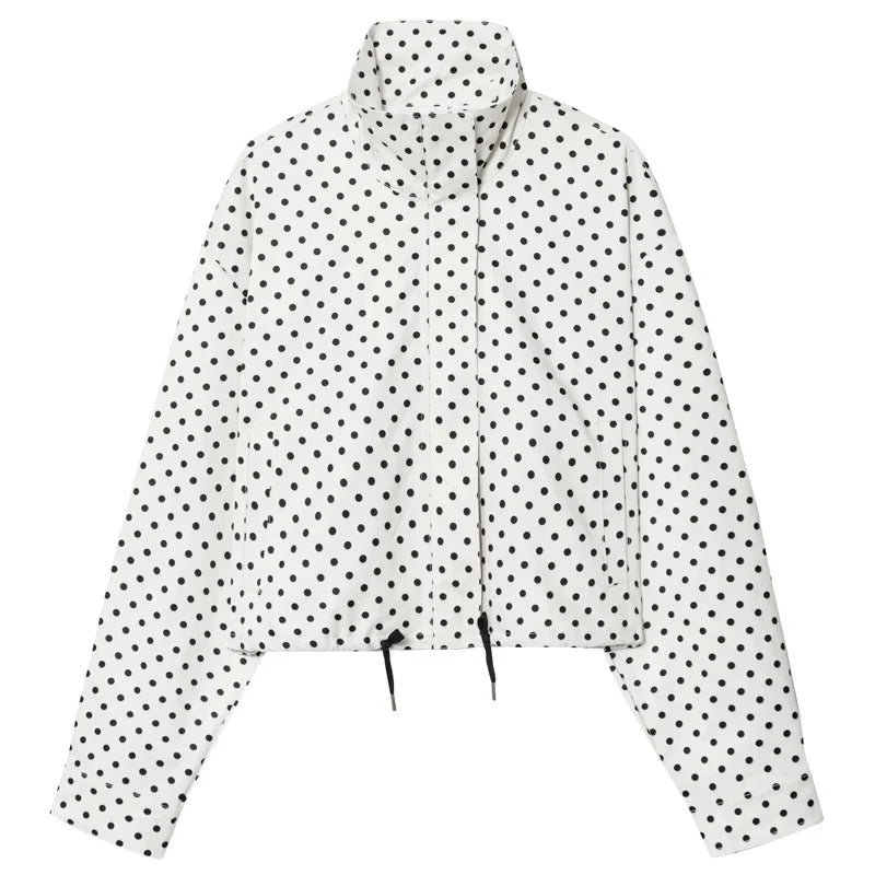 Kort damejakke med svarte og hvite prikker, høy krage og glidelåslukking