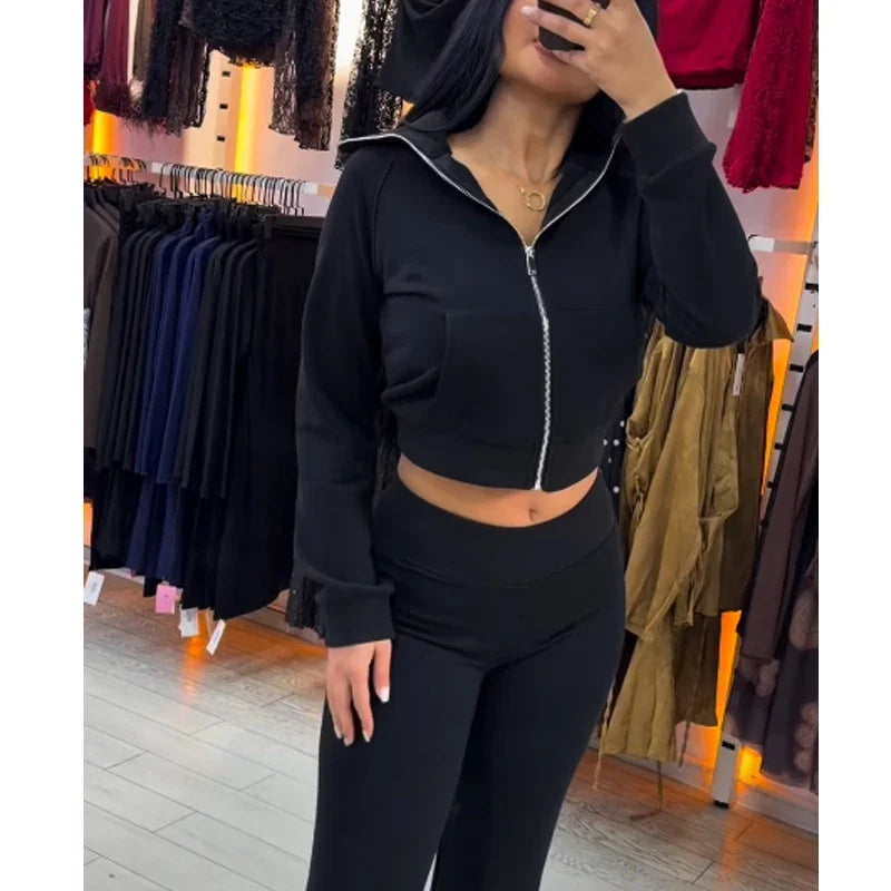 Casual sportieve damesoutfit - kort jack met rits en broek met uitlopende pijpen en hoge taille