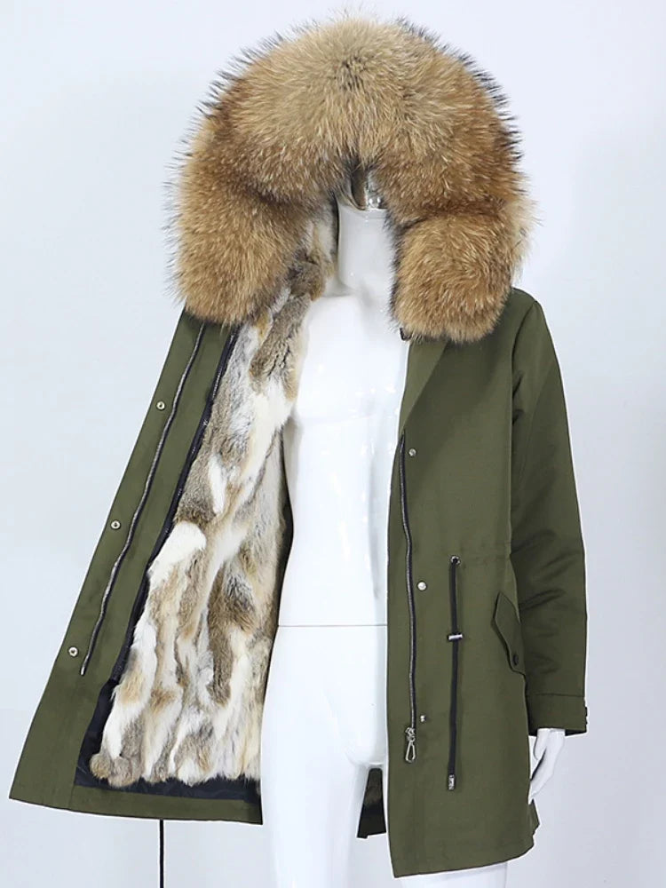 Lang parka med varmt fôr i et mykt materiale og hette med kant i syntetisk pels