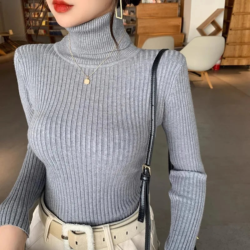 Figurbetonter Damen-Rollkragenpullover aus Rippstrick mit langen Ärmeln