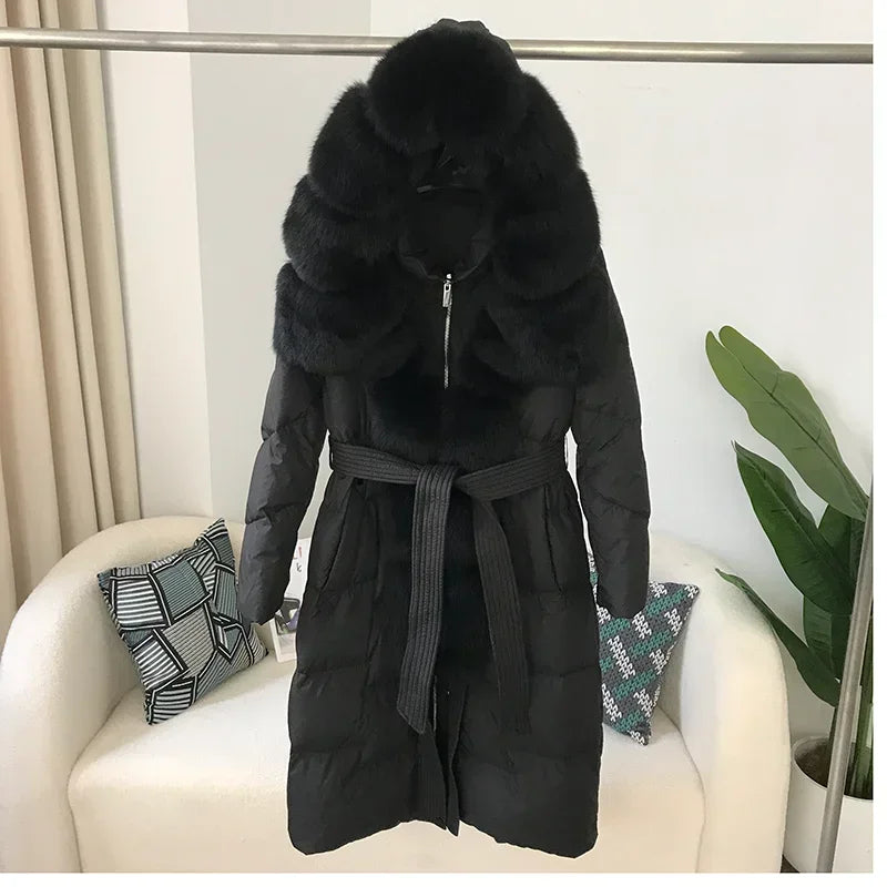 Piumino lungo da donna con cappuccio, rifiniture in pelliccia sintetica, cintura, bianco sporco