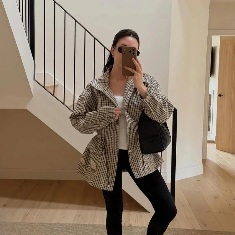 Veste légère femme à carreaux beige et noir avec cordon de serrage taille