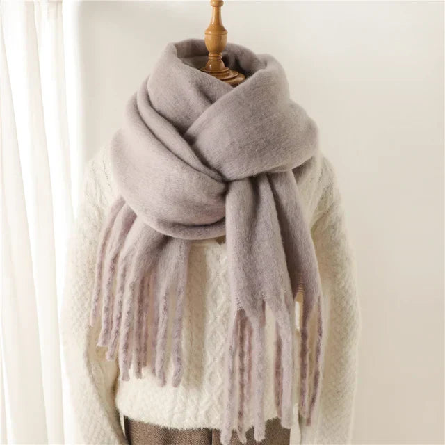 Mjuk och varm enfärgad scarf med fransar, lila färg