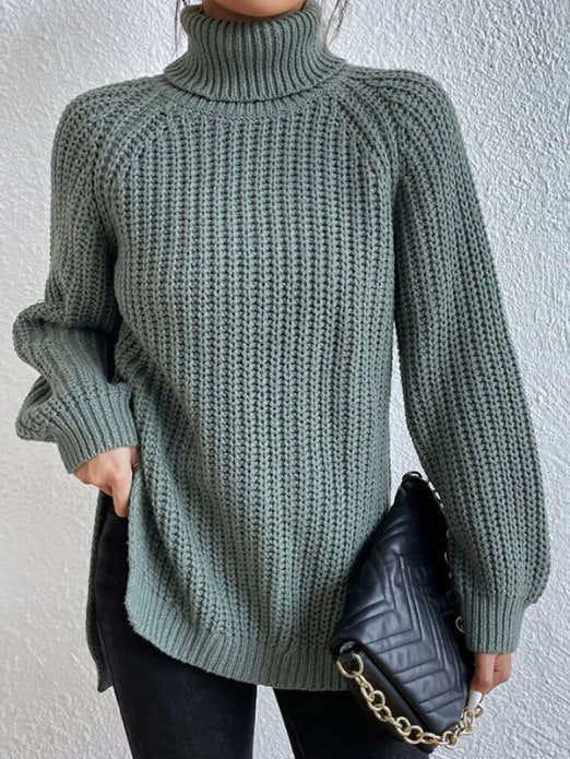 Damen-Rollkragenpullover aus lockerem Rippstrick mit Raglanärmeln und seitlichen Schlitzen