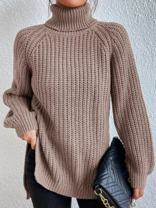 Damen-Rollkragenpullover aus lockerem Rippstrick mit Raglanärmeln und seitlichen Schlitzen