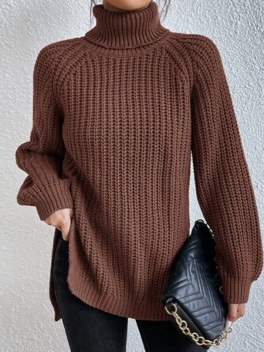 Damen-Rollkragenpullover aus lockerem Rippstrick mit Raglanärmeln und seitlichen Schlitzen