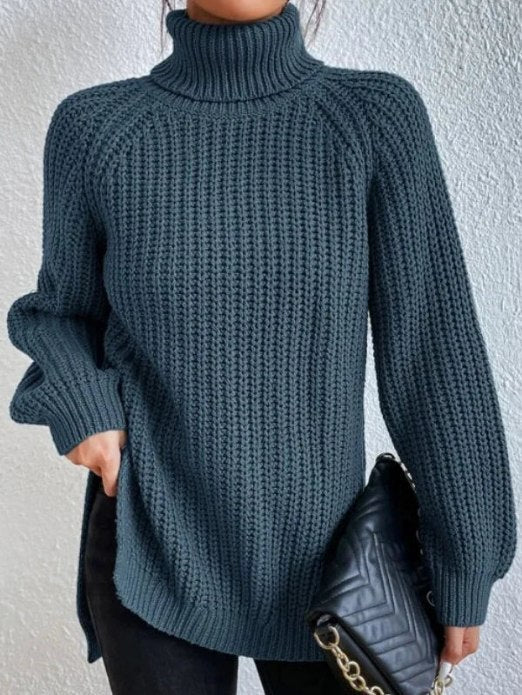 Damen-Rollkragenpullover aus lockerem Rippstrick mit Raglanärmeln und seitlichen Schlitzen