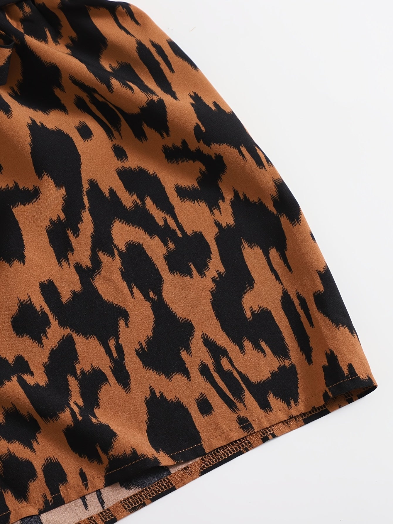 Ensemble femme élégant tendance – Top asymétrique et short imprimé léopard, style estival