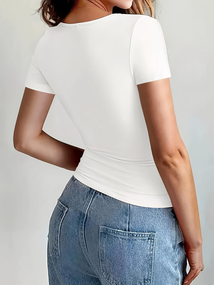 Dopasowany damski t-shirt z krótkim rękawem w stylu casual chic na każdą okazję
