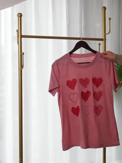 Afslappet grafisk T-shirt til kvinder med tegnet hjerte i romantisk stil til fritid og udflugter