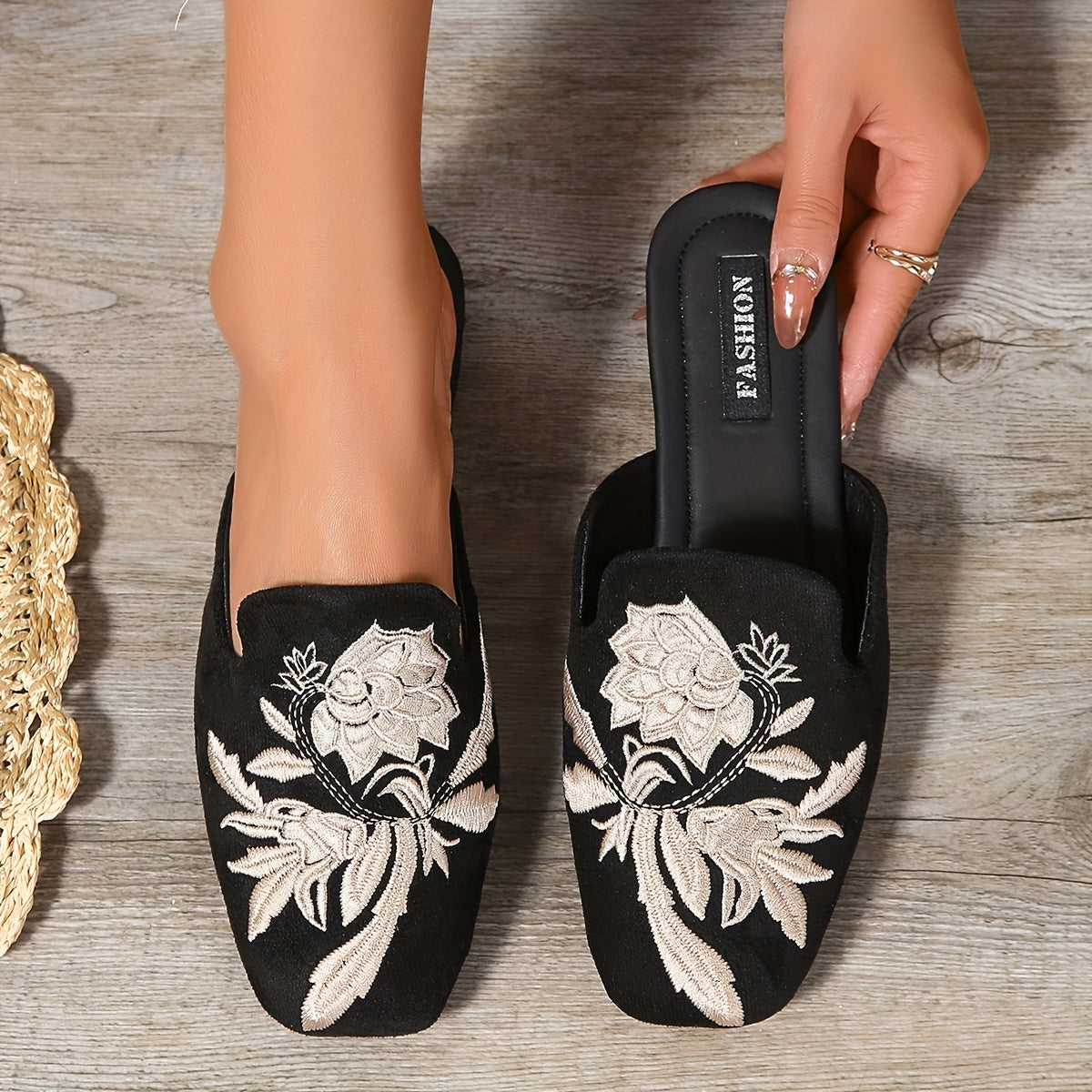 Eleganckie damskie mule z kwiatową haftowaną dekoracją w stylu casual chic