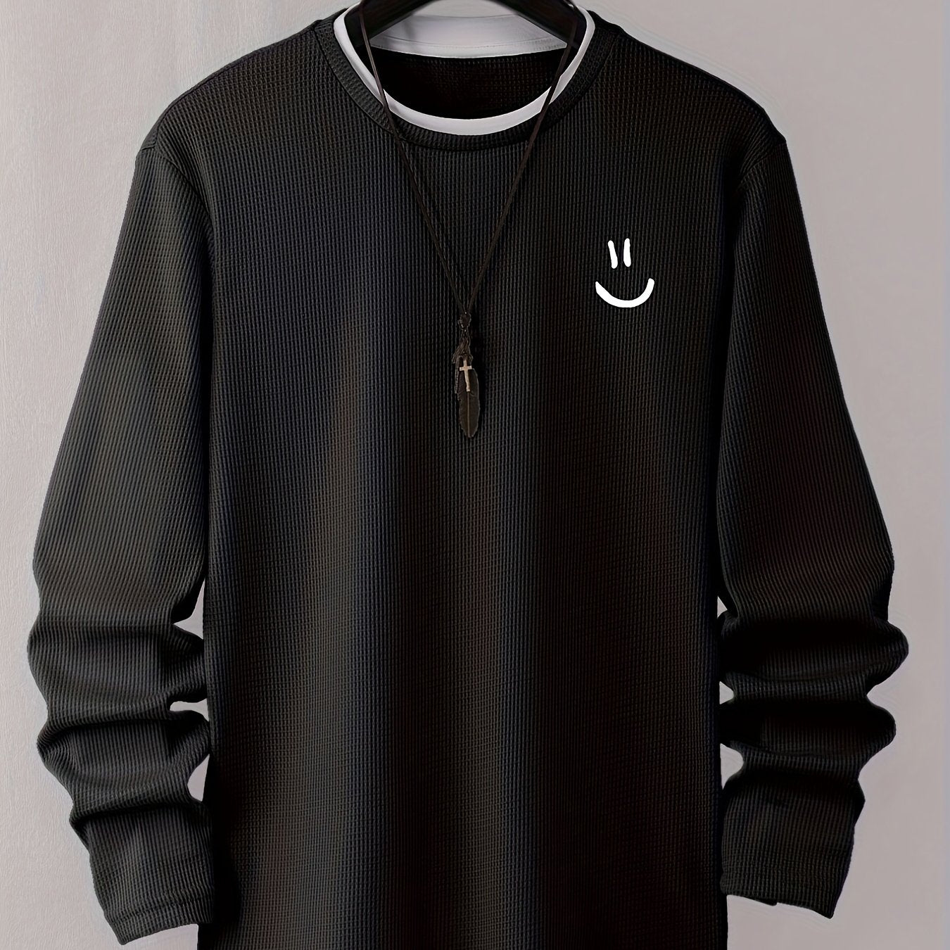 Pull homme texturé gaufré manches longues imprimé smiley col rond