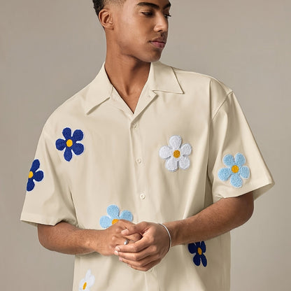 Lässiges Herren-Kurzarmhemd im Camp-Stil mit floralen Applikationen für einen trendigen Sommerlook  