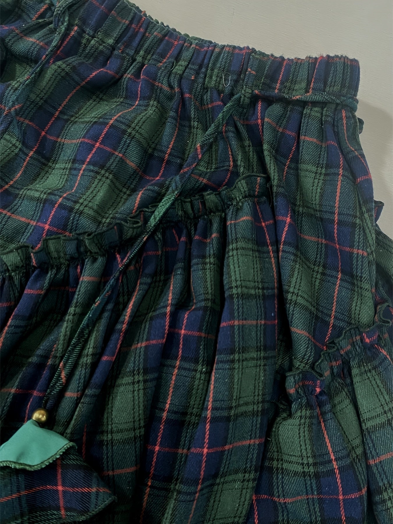 Jupe longue asymétrique à carreaux avec pompons Vert et rose