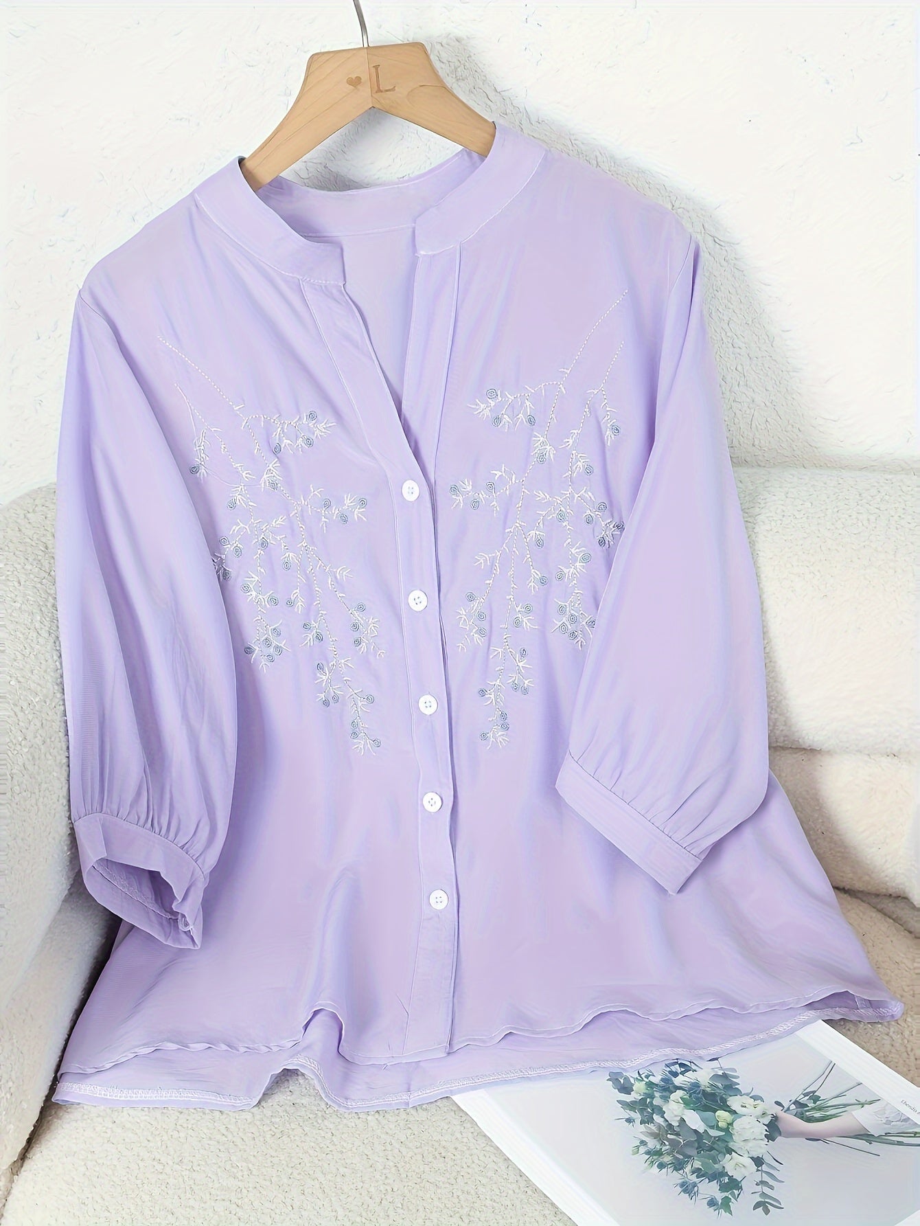 Elegant damebluse med blomsterbroderi i sommerstil til kontor eller udflugt
