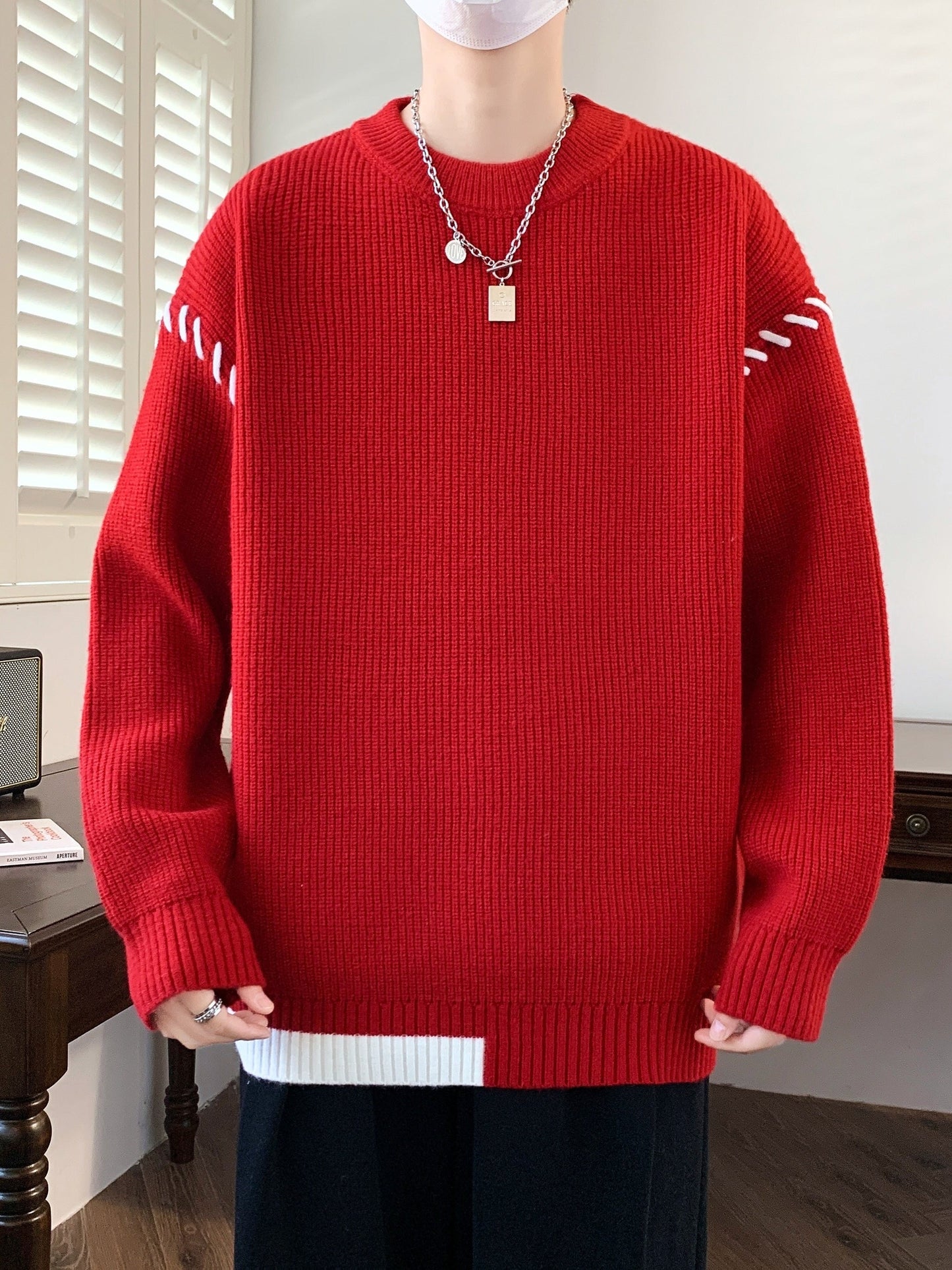 Pull col rond côtelé rouge avec détails contrastants