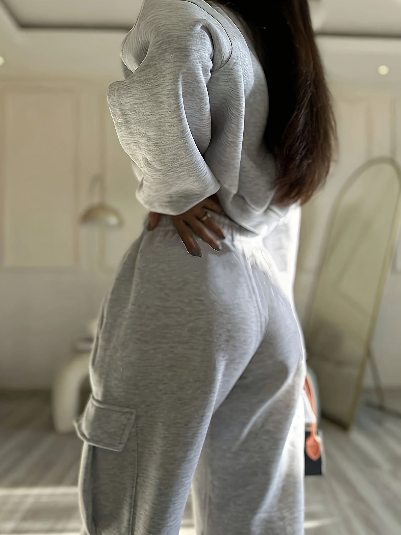 Ensemble survêtement femme décontracté gris clair pull court et pantalon cargo ample