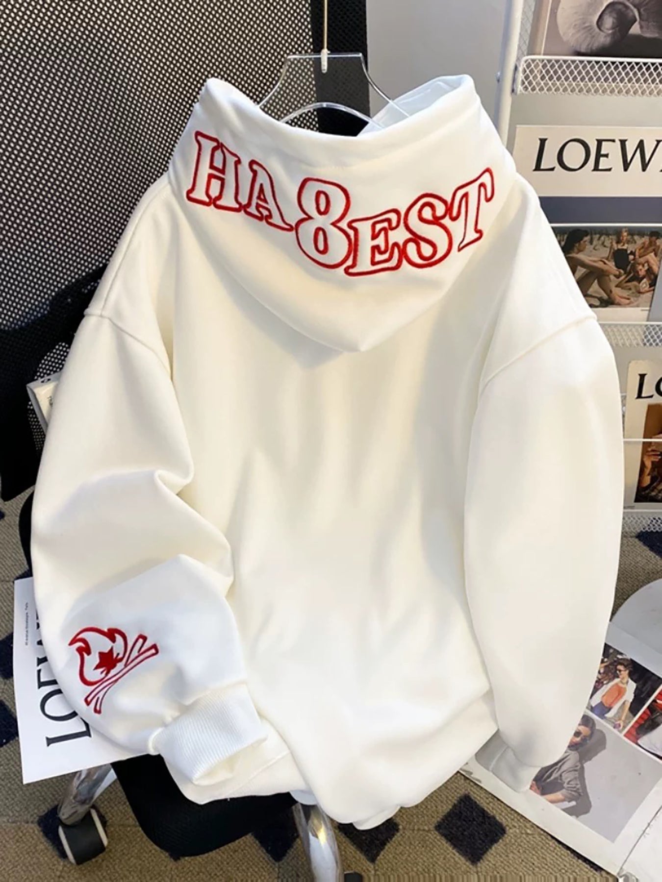 Sweat à Capuche Blanc avec Broderie Rouge Détail Manches