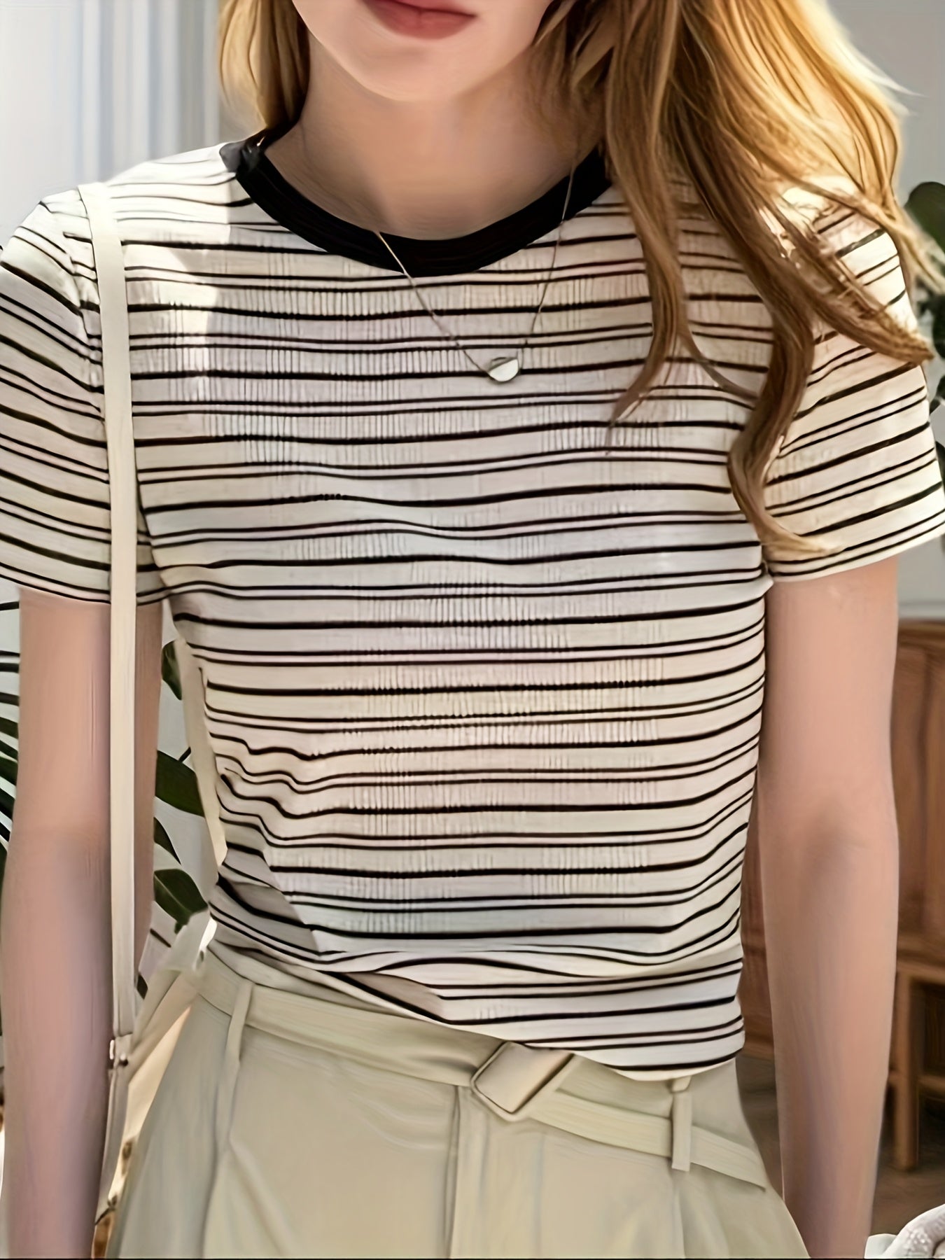Chic stribet T-shirt til kvinder med rund hals – Elegant stil, ideel til sommeren