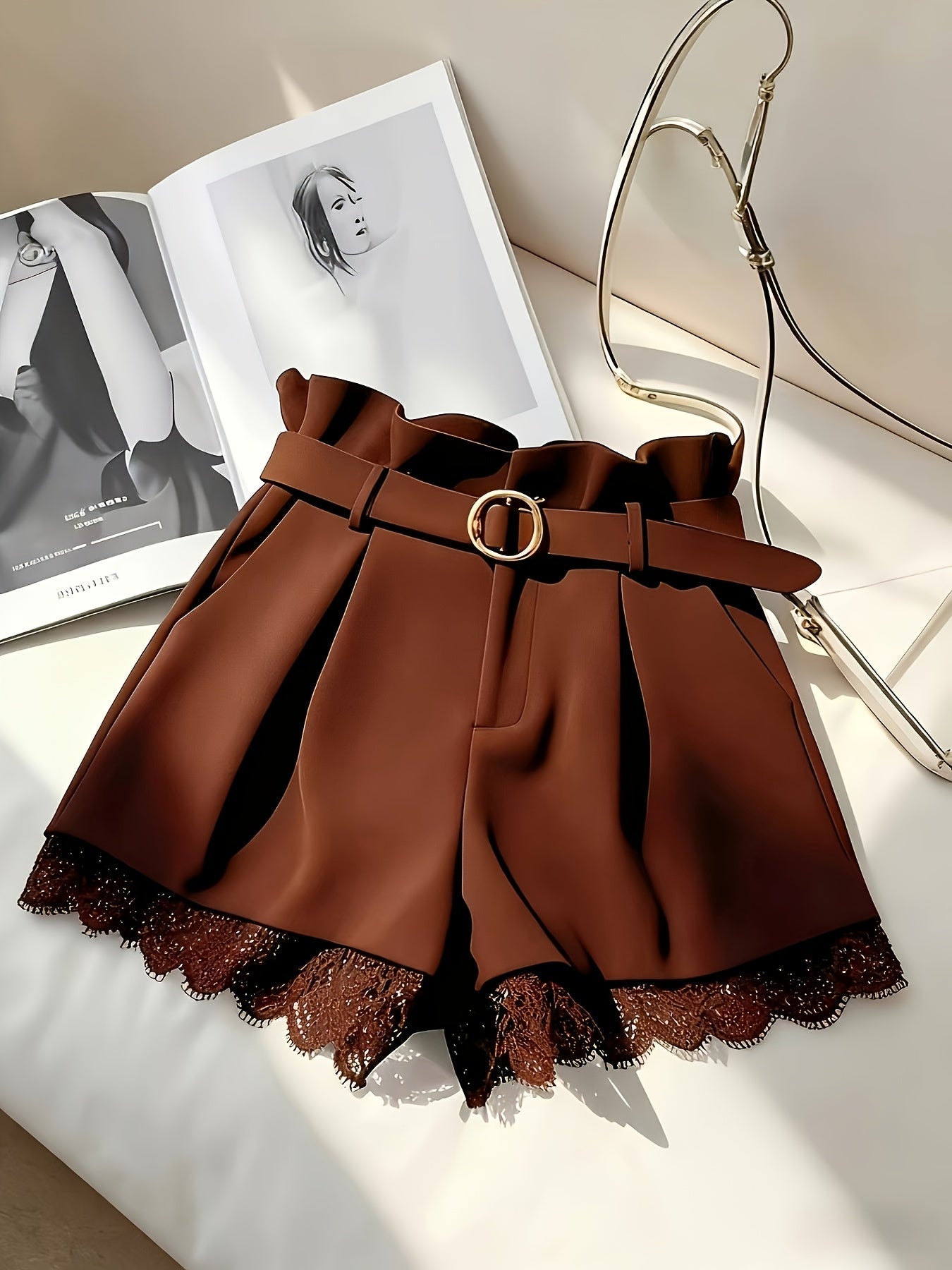 Short taille haute femme style paperbag avec ceinture et finition dentelle élégante