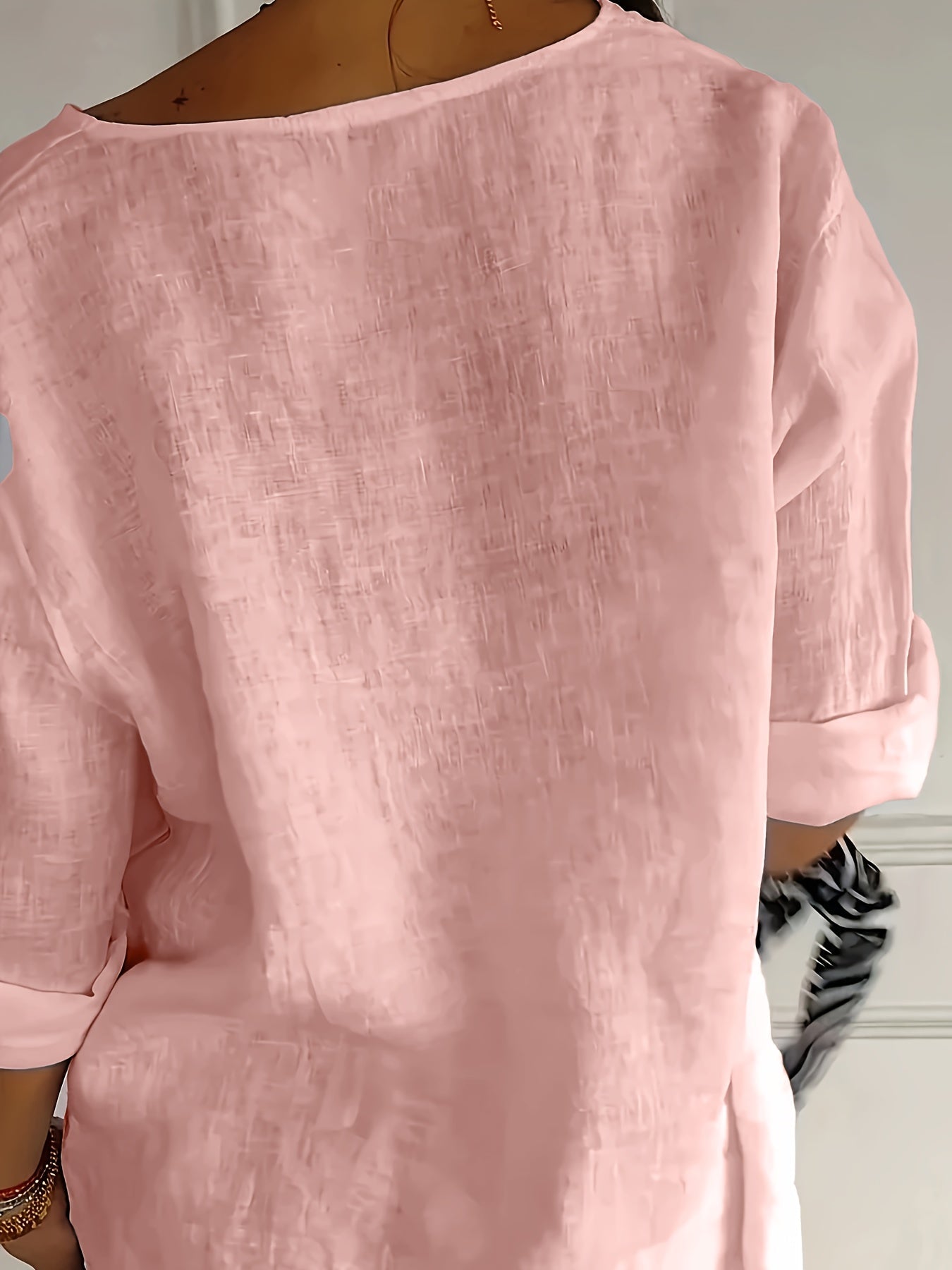 Afslappet damebluse med knapper i elegant og alsidig stil
