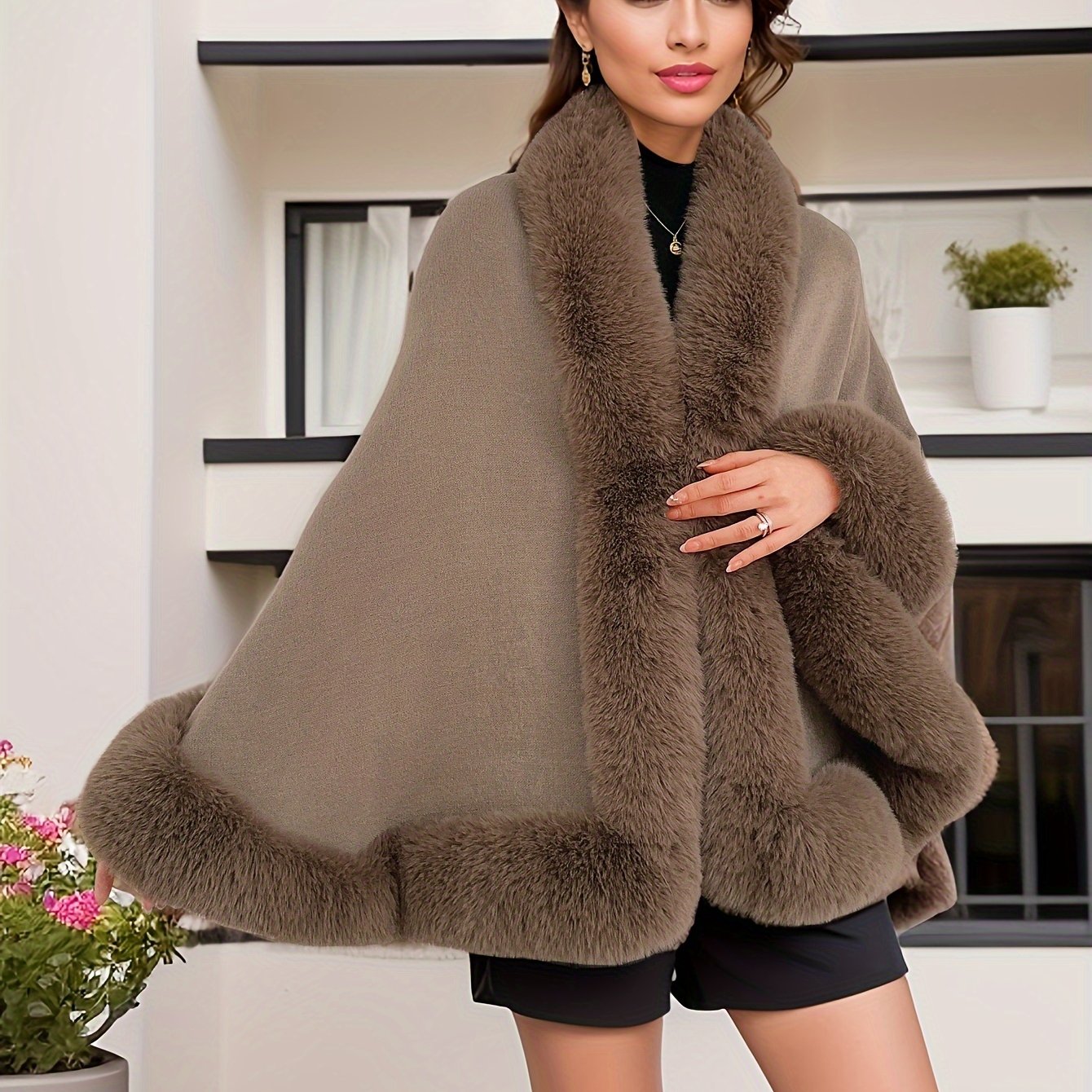Cape poncho femme ample avec col et bordures en fausse fourrure pour hiver élégant