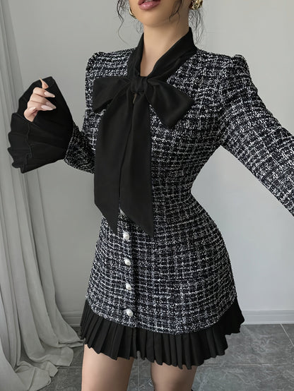 Robe courte Femme motif écossais noir et blanc avec nœud lavallière et jupe plissée