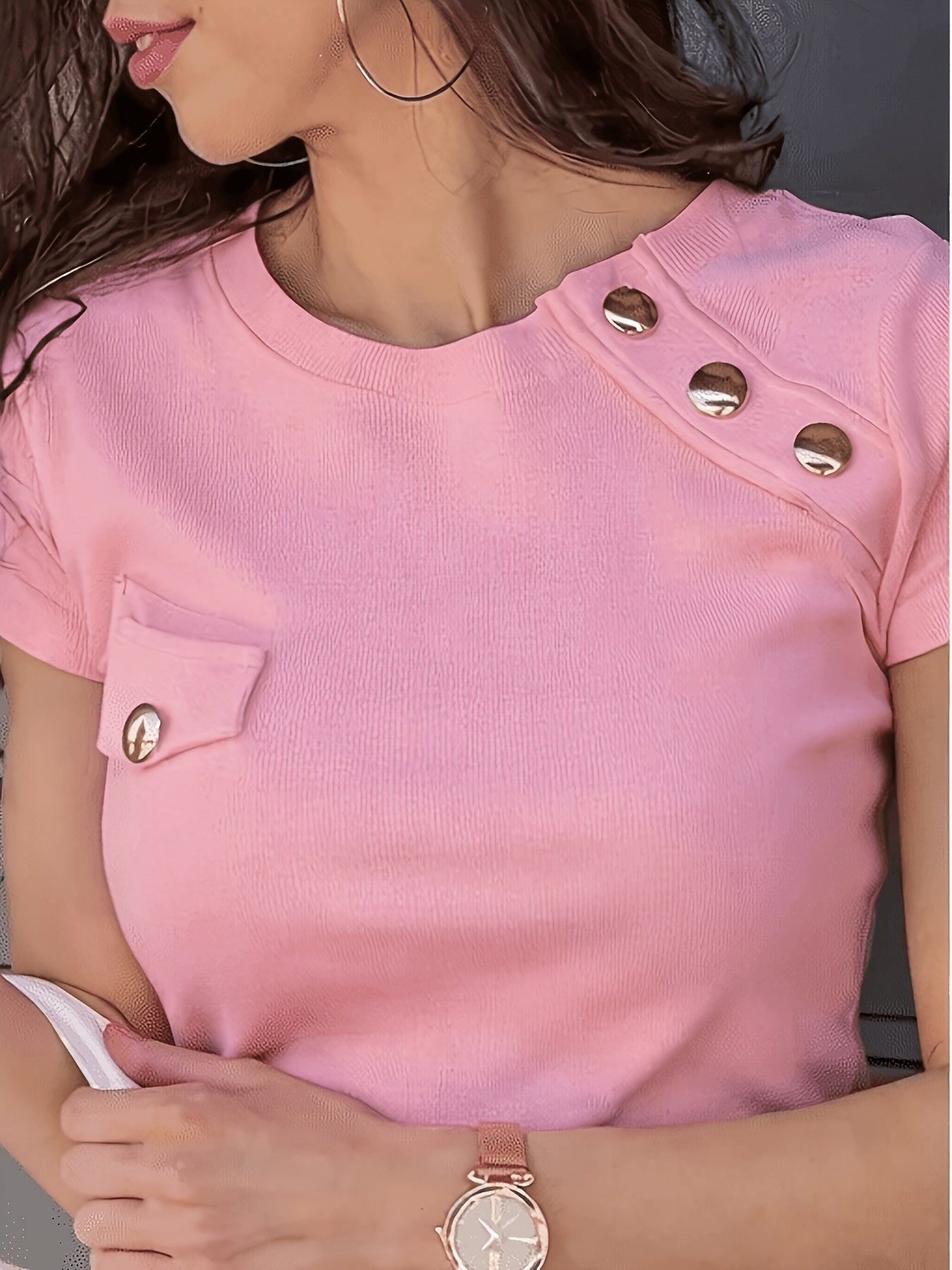 Damen T-Shirt mit kurzen Ärmeln und dekorativen Knöpfen, moderner schicker Stil