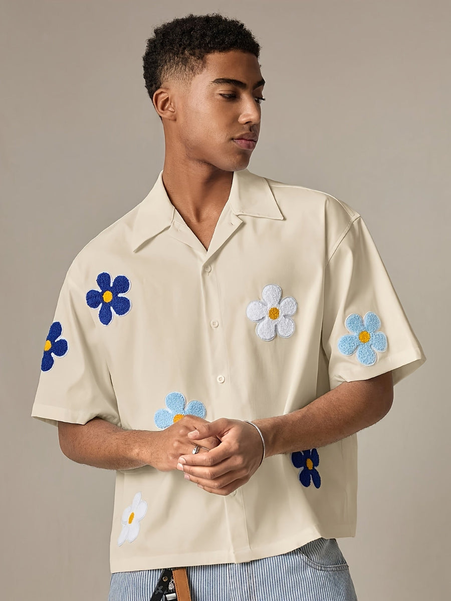 Avslappet kortermet camp-skjorte for menn med blomsterapplikasjoner for en trendy sommerstil