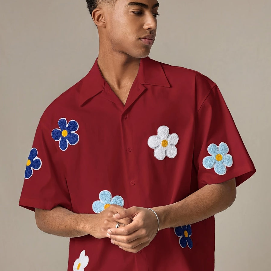 Avslappet kortermet camp-skjorte for menn med blomsterapplikasjoner for en trendy sommerstil