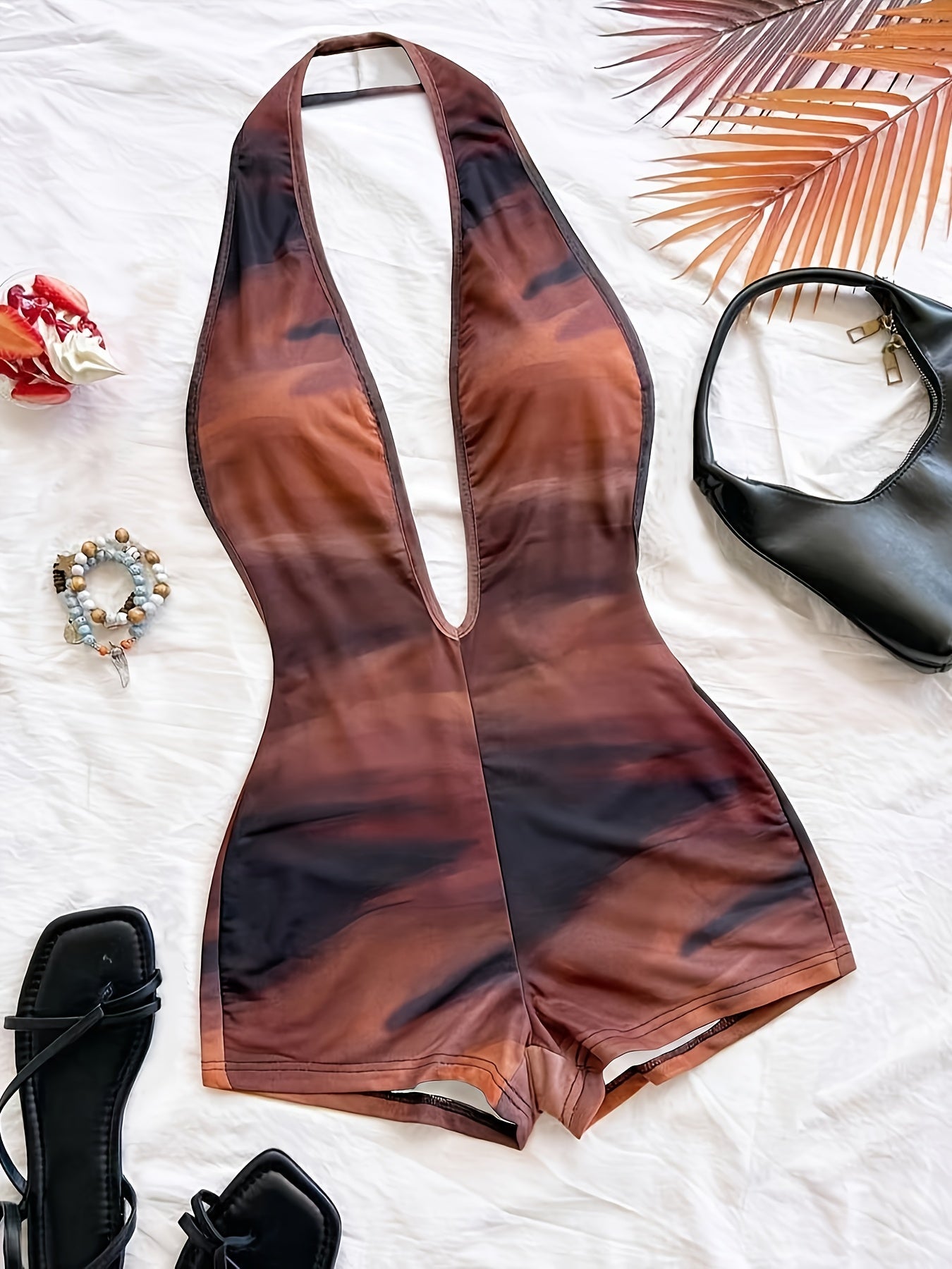 Combinaison short une pièce femme style animalier, décolleté plongeant, tendance été, idéale plage et vacances