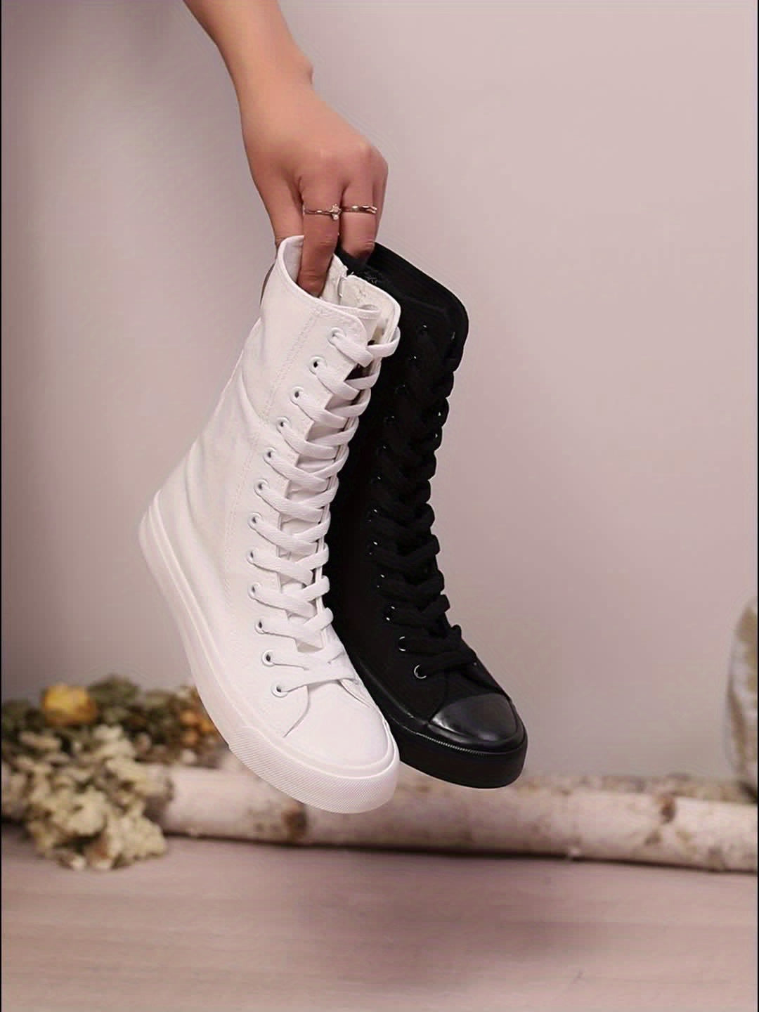 Bottes montantes type basket blanches à lacets et fermeture éclair latérale